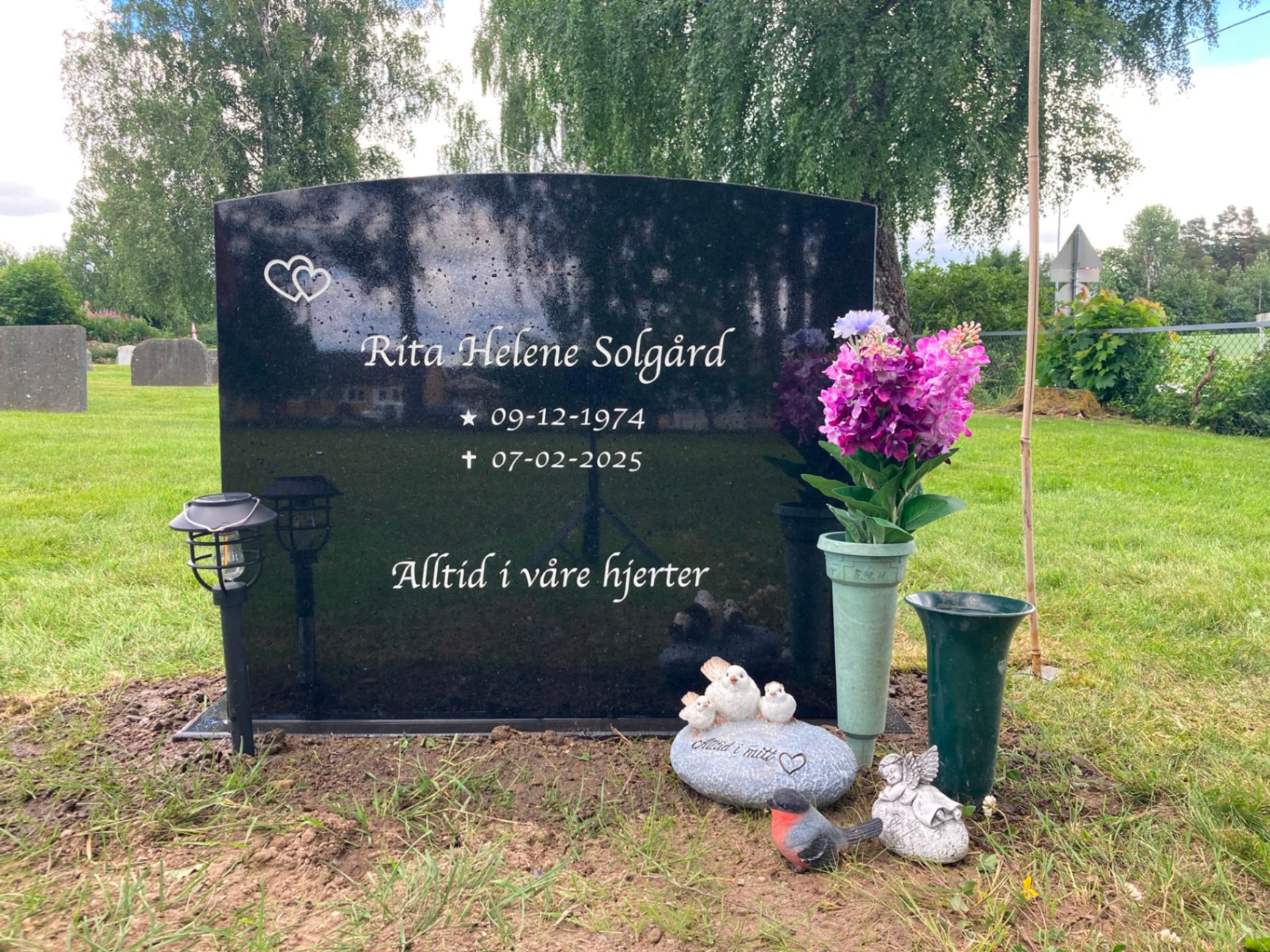 Ferdig restaurert svart granittstein med ny inskripsjon montert på kirkegården i Follo.